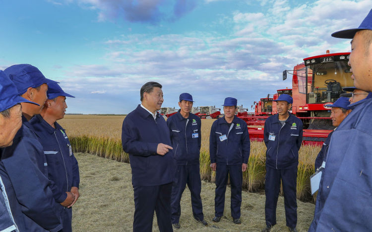 2018年9月25日，习近平在黑龙江七星农场万亩大地号与农场工人们亲切交谈。新华社记者 谢环驰 摄