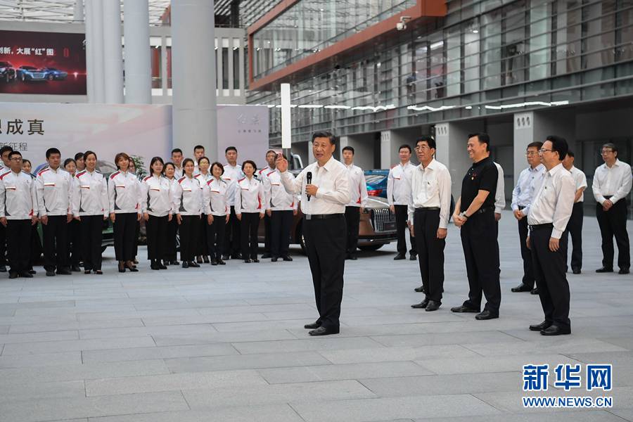 7月22日至24日，中共中央总书记、国家主席、中央军委主席习近平在吉林省考察。这是7月23日下午，习近平在长春市一汽集团研发总院，同职工代表亲切交流。 新华社记者 燕雁 摄