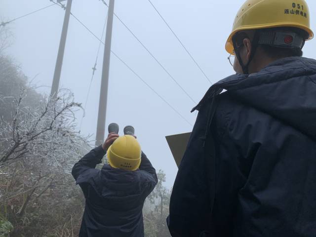 南方电网广东清远连山供电局永和供电所员运行人员对4A景区金子山脚下容易覆冰的10千伏线路开展特巡。 张志南 摄