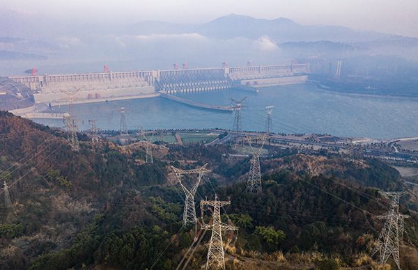 2021年1月1日，湖北宜昌，长江三峡枢纽工程及右岸电站外送输电线路（无人机照片）。